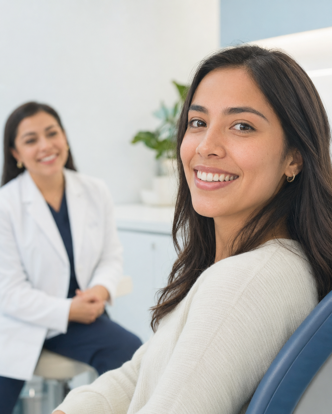 Paciente sonriendo durante una valoración de ortodoncia en Ortovida